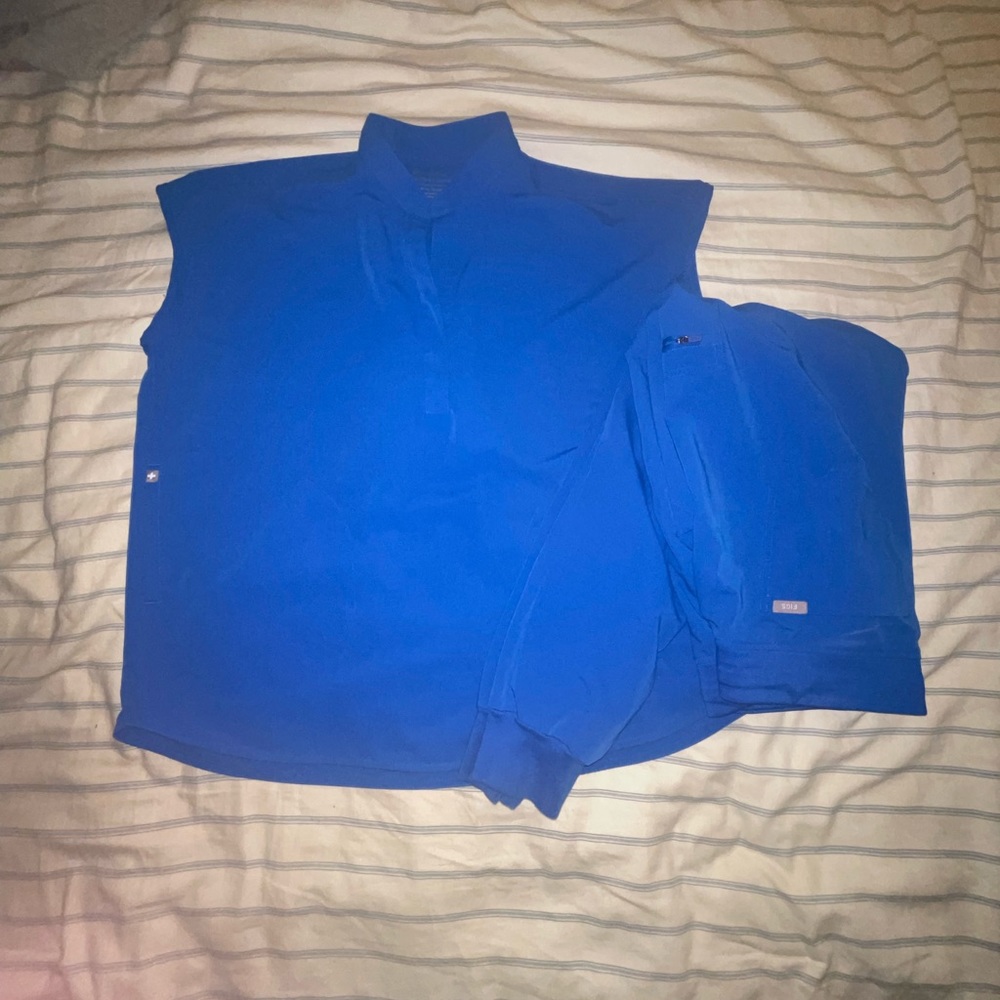 WEAR FIGS oversized scrub top & jogger set